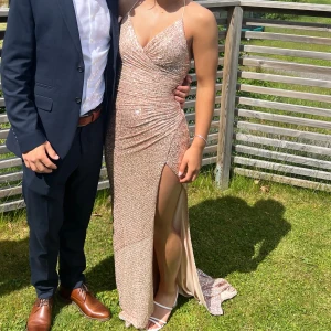 Balklänning  - Säljer min balklänning som endast använts en kväll. En så fin klänning i färgen roseguld, med knuten rygg. Köpt i en balklänningsbutik i Jönköping för 2600.