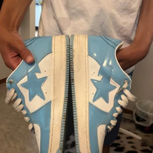 ”Bapesta” Vit/ Baby blå - Använd lite, ingen box elr kvitto därför lågt pris.  OBS. Priset ej hugget i sten!