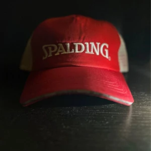 Merch keps från Spalding onesize unisex - Merch keps från Spalding unisex helt oanvänd  1 för 60 2 för 90 Stl Onesize   Vid frågor vänligen kontakta mig och kan även samfraktas ihop med andra köp 