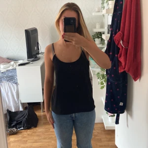 Svart topp - Jätte söt och satin liknande topp från bikbok. 