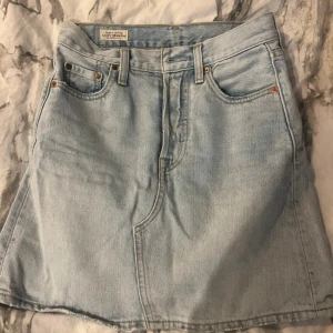 Levis jeanskjol - Inte mina bilder, skriv privat för mer bilder, jättebra kvalité och använd fåtal gånger  