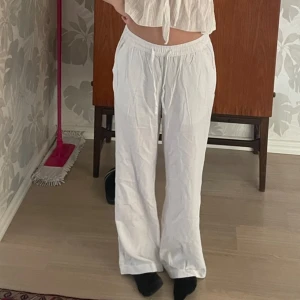 Linnebyxor - Linnebyxor från Lager 157! Storlek Xs och jag är 168 cm lång☺️ (har dock dem lågmidjade)