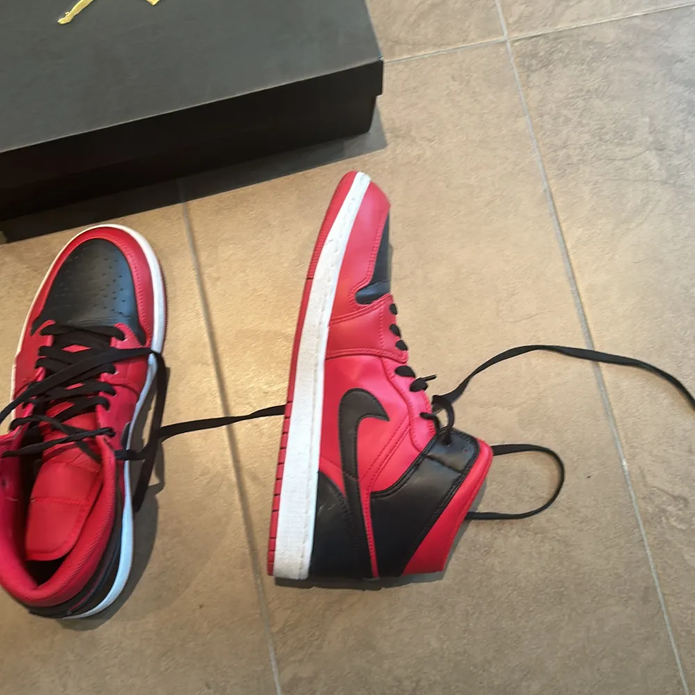 Röd/svarta Jordan ones med box och creasskydd storlek 44, köpta för 2000kr använts ca 5 gånger. Skor.