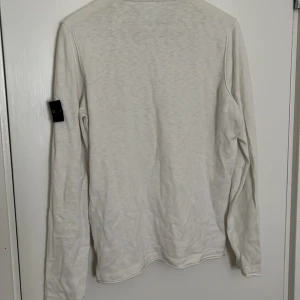 Stone island tröja - Tröjan har blivit för liten för mig så säljer den vidare. (ÄKTA!) Det är en tunn Stone island tröja, perfekt för sommaren Om du har några frågor så tveka inte att fråga:) Pris kan diskuteras vid snabb köp 