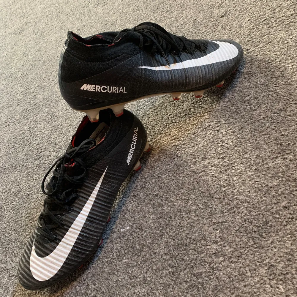 Svarta Nike mercurial skor, storlek 44. Konstgräs skor. Skor.