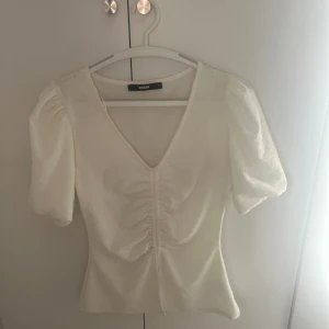 Blus - Blus från bikbok. Fin men kommer aldrig till användning.