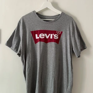 Levis T-shirt - Knappt använd Levis klassiska T-shirt  