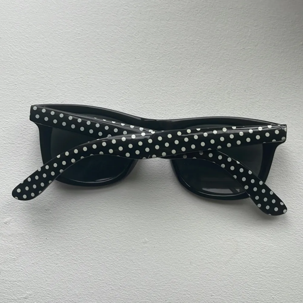 Prickiga solglasögon med svarta linser Bra skick inga repor  Frakt ingår i priset 💋. Accessoarer.