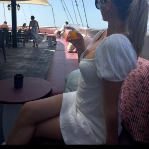 Vit klänning  - Vit skön klänning köpt i Turkiet 😍använd 1 gång 