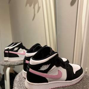 Superfina Nike jordan som jag säljer pga att dom inte kommer till användning, nypris 2700