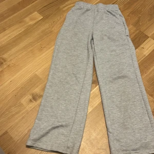 Mjukis byxor - Storlek 152💕Lite noppriga⭐️Har vuxit ur dem⭐️Kan tänka mig att sälja för lägre pris