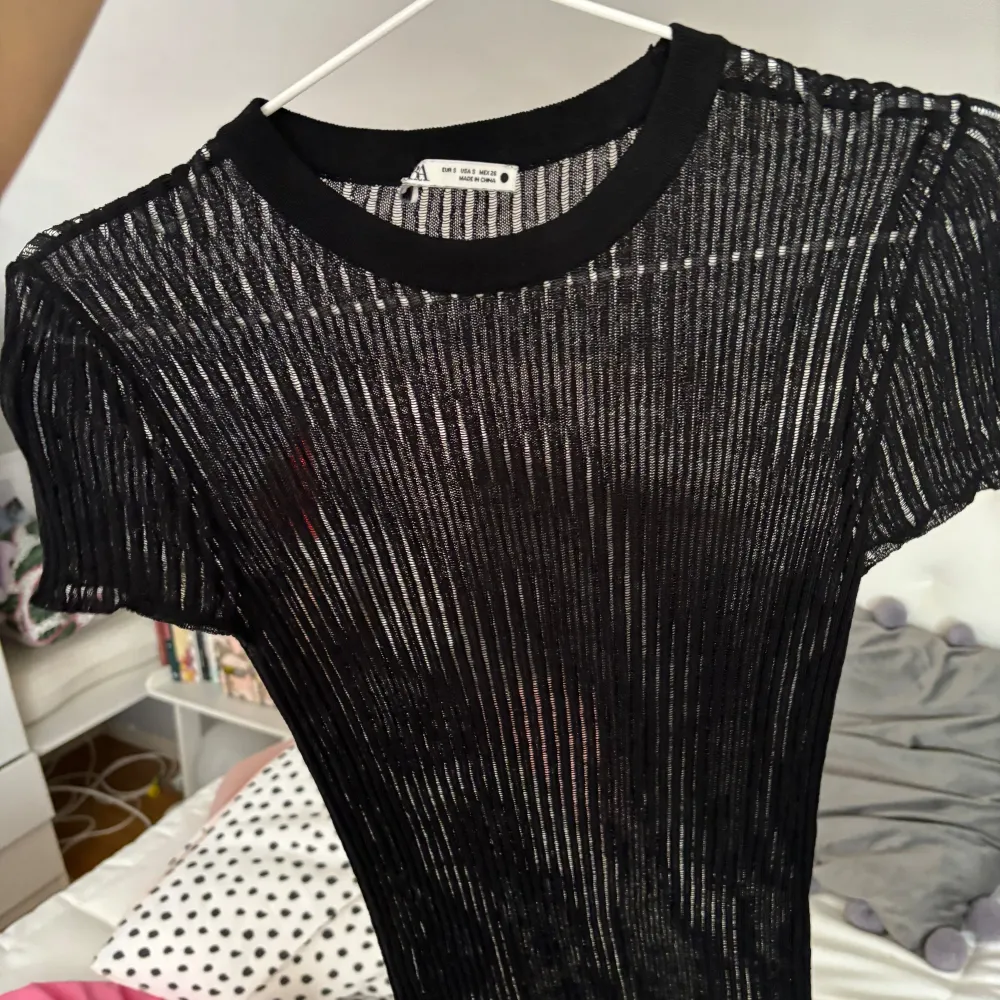 SĂ€ljer denna coola mesh toppen frĂ„n zara. Ălskar denna bĂ„de till sommar och vinter. Verkligen en perfekt fest topp! đ€ passar xs-s !. YlĂ€osat.