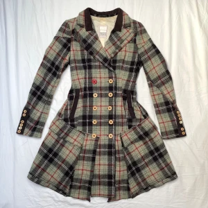 Marithé François Girbaud kappa - F/W 2005 Marithé François Girbaud Wool Tartan Coat. Unik jacka med   olika knappar och ”lager”. Sitter snyggt runt midjan. Har lätt missfärgning på insidan av nacken men är för övrigt i perfekt skick. Pris kan diskuteras!