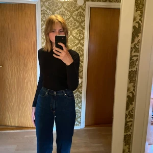 Långärmad tröja - Svart vacker räfflad långarmad tröja som går fint till en daglig outfit💕