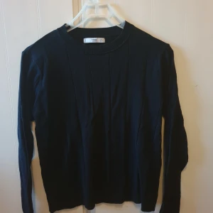 Svart tröja  - Basic svart långärmad tröja från Mango! Köpt i Spanien. Använd ett fåtal gånger, är i bra skick.
