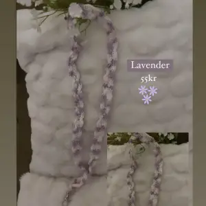 Handvirkat nyckelband i lätt & tunn bomull (100% bomull) Färgen Lavender ~ Lila/Vit
