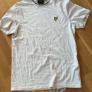 Lyle & Scott T-shirt  - Beige T-shirt från Lyle & Scott. Använd 3 gånger. Nypris 449:-