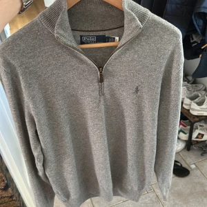 Ralph lauren  - Ralph lauren half zip tröja i merino ull. I nyskick, använd typ 2 gånger, perfekt för sommarkvällarna och och kalla sommardagar. Passar även M då den töjs ut enkelt då det är merino ull. Passar perfekt på 180-186cm. Nypris 2800 kr