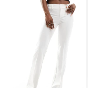 Kostymbyxor  - Så fina kostymbyxor köpta från asos. Märket är bershka. Har aldrig använt de, då de var lite för tajta. Lappar sitter kvar då de är helt oanvända💕 köpts för 500 kr