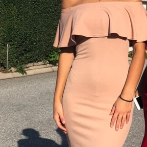 Klänning - Beige/ljusrosa klänning i storlek xs från Nelly. Bra skick
