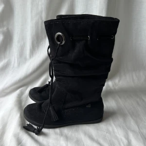 Roxy boots - Svarta vintage Roxy boots med snörning och fransar. Defekt visas på sista bilden. Passar skostorlek 37-38 🖤