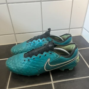 Fotbollsskor  - Nike elit använda men har fortfarande mycket att ge lite färg har släppt och på bild 5 så kan man se att de har börjat släppa lite lite men inget stort går att limma igen, påse finns