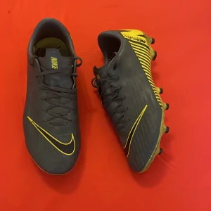 Vapor 12 - De har inte används så mycket det är en simpel sko men bra för nybörjare. rekommenderar det till de som vill ha skor snabbt och billigt. Jag kan prata om att ändra pris senare om ni vill ha de  