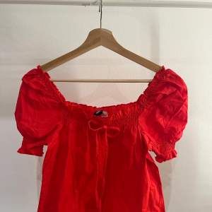 säljer denna jättegulliga röda blusen då den inte kommer till användning 💕❤️Den kommer från H&M och är i storlek XS💕