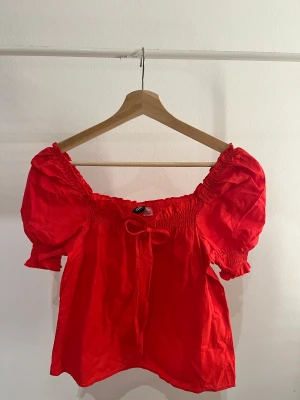 jättegullig blus - säljer denna jättegulliga röda blusen då den inte kommer till användning 💕❤️Den kommer från H&M och är i storlek XS💕