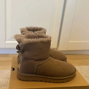 Uggs  - Mini bailey bow UGGs. True to size. Använd ett par gånger. 