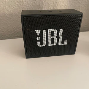 Medium Jbl högtalare  - Super bra Jbl högtalare😍 ljudet e super och den e enkel att koppla💗 säljer för det inte kommer till användning❤️❤️