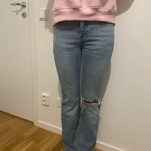 Snygga jeans med hål  - Jätte snygga jeans i storlek 32 med ett hål på ena benet💞