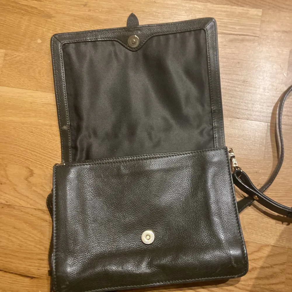 En väska som är mörkgrön runt 30cm köpt för 349 sälj för 100🫶🏼 . Väskor.