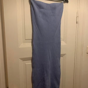 Knitted dress - Stickad midi klänning från Gina Tricot. Storlek L. Använd en gång så i nyskick.💙