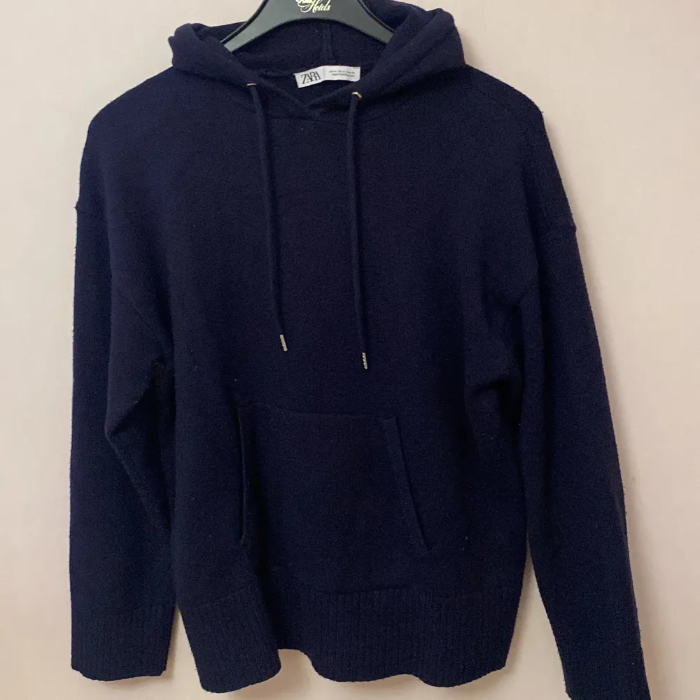 En marinblå stickad hoodie med luva från ZARA. Använd endast 3 gånger. Nypris: 300kr. Stickat.
