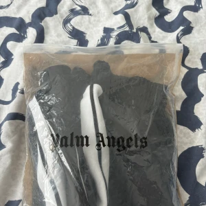 Palm angels shorts  - Palm angels shorts som är oanvänd och är i storlek XL Beställde tyvärr fel storlek och det är därför jag nu vill sälja den.