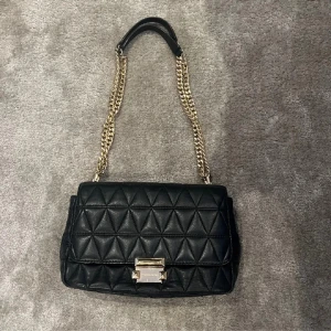 Väska - Säljer min fina Michael Kors Sloan Large väska då jag inte använder den längre. Den är i mycket bra storlek, inte för lite och inte för stor. Nypris 4000. Skriv för fler bilder och frågor💕