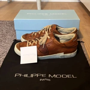 Philippe model - Tja säljer nu mina Philippe model skor i bra skick. Priset går att diskutera och vid frågor skicka ett meddelande. Byten är väldigt intresserant!