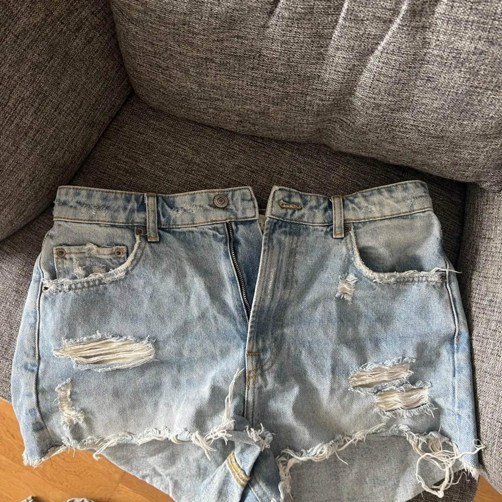 Säljer dessa ursnygga jeans shorts från zara✨ säljer de kommer inte längre kommer till användning. Mycket fint skick och nypris är 399kr💗. Shorts.