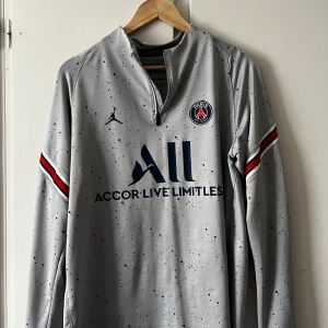 Tröja - Fotbollströja som är använd ett fåtal gånger, köpt från Zalando. Det är inga fläckar, hål osv :)