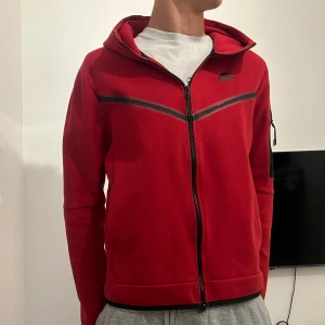 nike tech - säljer denna nike tech kofta som ej kommer till användning!!💘liten defekt av strykjärn ( se bild ) därav priset