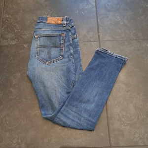 Jeans tiger of sweden  - Jeansen är i storlek W28 L30 och sitter slim. Skicket är väldigt bra och jag skulle säga 8,5/10. Nypris på jeansen är 1600 och mitt pris är 400! Jag säljer jeansen eftersom att jag inte har kommit till änvändning av dem. 
