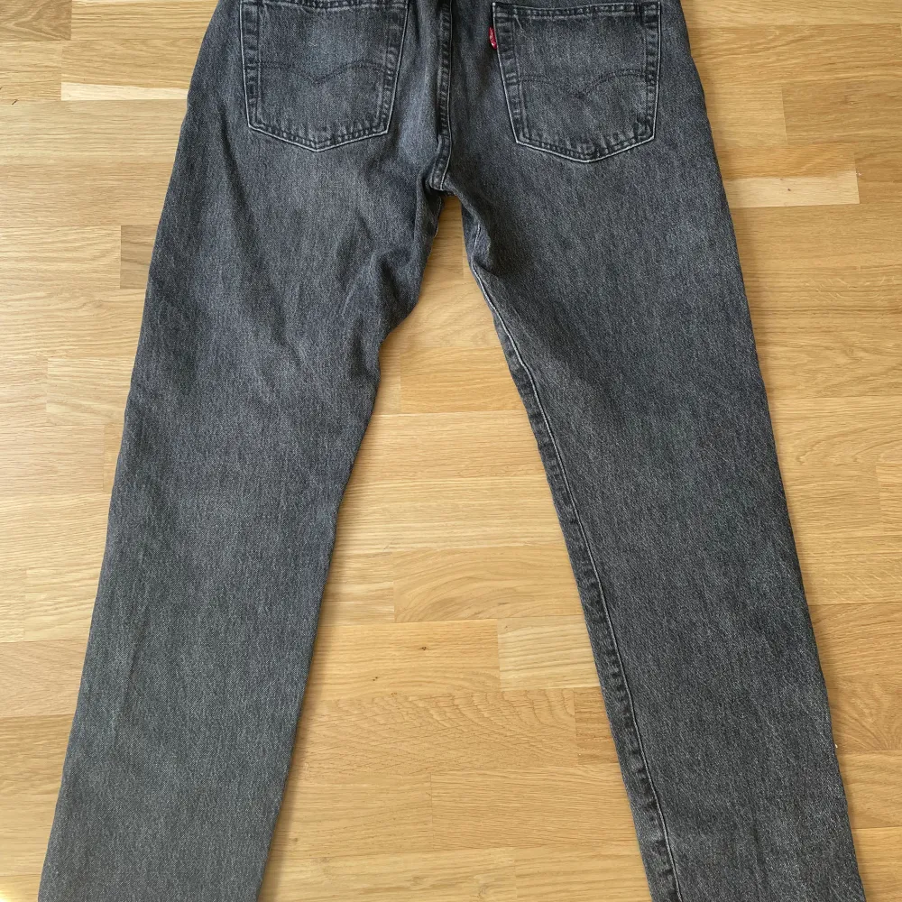Säljer nu mina Levis 501 Jeans då jag inte använder de. Ny pris 1300kr. Skicket är väldigt bra och jeansen är använda några gånger. Storleken är W34 L32, pris kan diskuteras vid en snabbaffär. Skicka ett meddelande för fler bilder! . Jeans & Byxor.