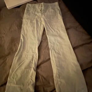 Låg midjade Jeans💗 - Dolce & Gabbana Jean💗 St: 36/S  Tidigare köpt på vinted  Säljer: För små i midjan  Turkosa  Avklippta längs ner (därav priset) Bra skick! Midjemått: 80 cm Midjemått rakt över: 40 cm  Innerbenslängd: 76 cm  Utsvängda lågmidjade Jeans!!🫶🏻