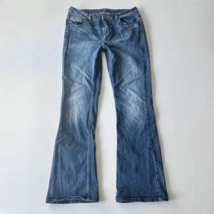 Bootcut jeans från F&F. Midjemått: 80 cm, stretch. Innerbenslängd: 75 cm. Modellen är 167 cm lång. Skriv privat för mer bilder och mått! 💕