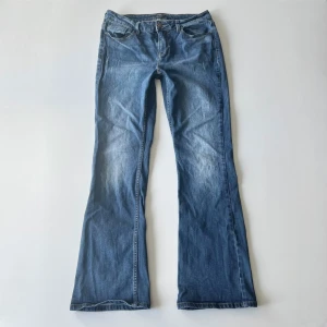 Bootcut jeans - Bootcut jeans från F&F. Midjemått: 80 cm, stretch. Innerbenslängd: 75 cm. Modellen är 167 cm lång. Skriv privat för mer bilder och mått! 💕