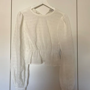 Vit blus  - Vit blus i storlek 36, men passar även som XS. Ganska kort modell. Aldrig använd 