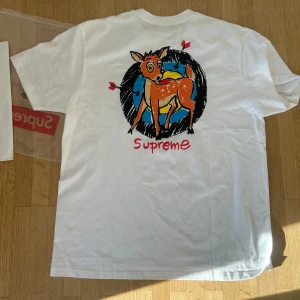 Suprem t-shirt - As schysst suprem tröja i nyskick. Användt fåtal gånger, - men mest blivit hängande i garderoben. Storlek L och från deras fw22 collection. 🎶🍸⚔️