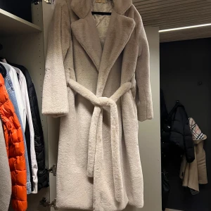 Boohoo kappa - Super mysig kappa, lite stor i storleken. Jag är normalt M/L och denna passar mig bra!   Inga skador eller fläckar på utsidan, jag råkade spräcka den lite i innertyget som är silke men har sytt ihop det, absolut inget som syns när jackan är på.