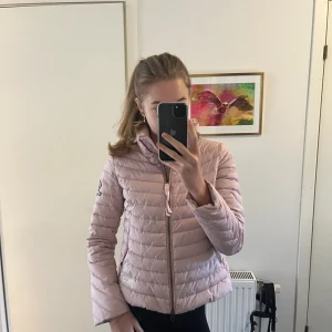Odd molly dunjacka - Dunjcaka från odd molly, i en fin ljus rosa färg. Jackan är i mycket fint skick